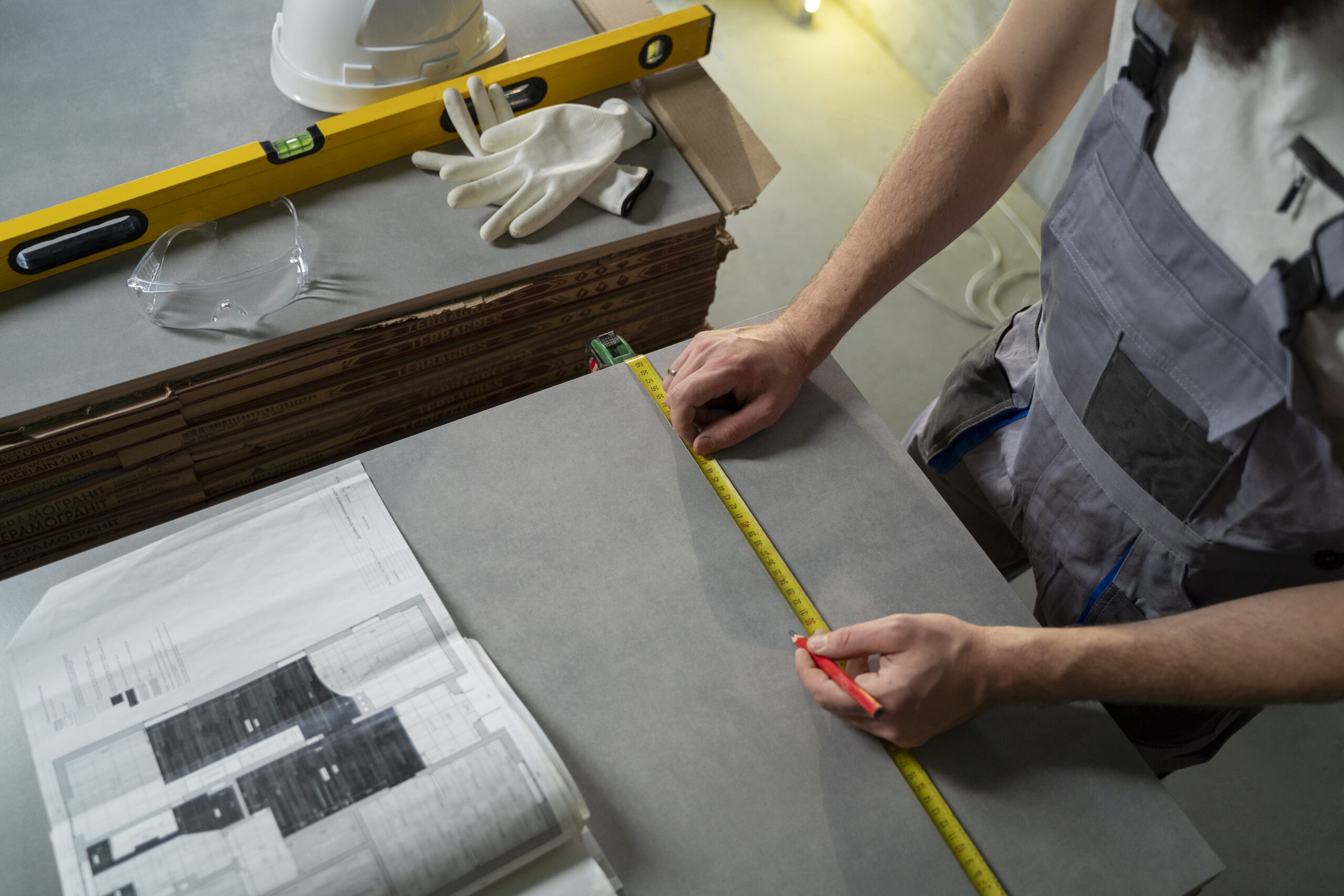 Servicios tiler working renovation apartment
